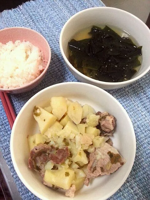 旦那さん作成 塩肉じゃが ワカメスープ|野崎恵理さん