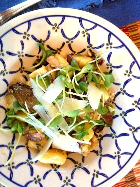 gnocchi with baby artichoke, squash, brussels sprouts, shitake, radish sprouts|Matthew Cashenさん