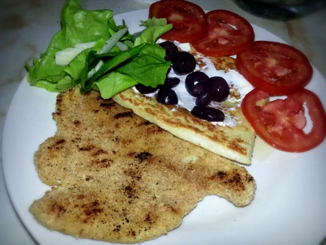 breaded chicken breast ( breadcrumb, parmesan cheese, rock salt, black pepper ) with a savoury french toast, with cream cheese and a veggies dressed with a lemo|Daniel Olléさん