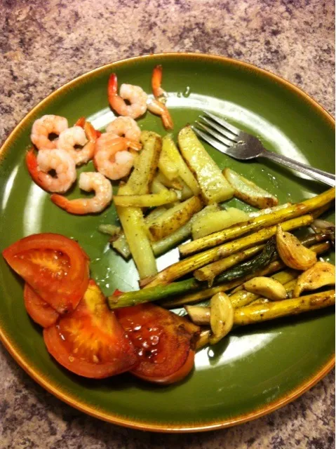 Shrimp, garlic, asparagus, tomates and potates|Kellyさん