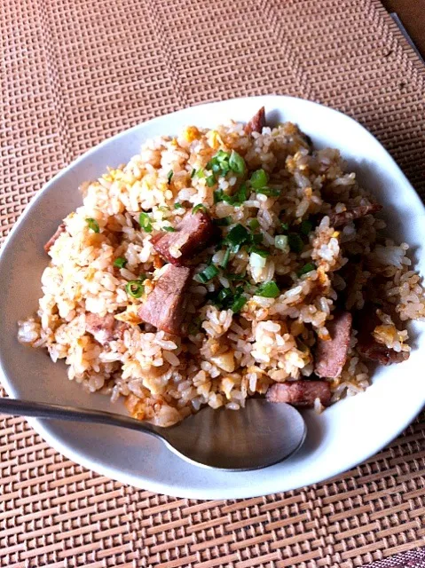 mokoちんの〜もう何回作ったかわかんないw焼き豚近所のお肉屋さんのメチャうま焼き豚再現しました〜の、チャーシュー炒飯は、午後から部活の長男昼メシ😋|いよこ🍻さん