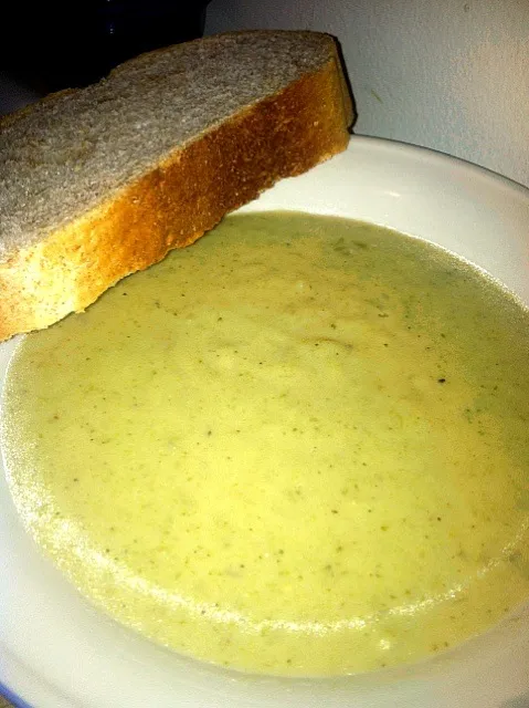 Cream of Broccoli Soup🍵 and whole wheat Lacostra bread 🍞|Cristinaさん