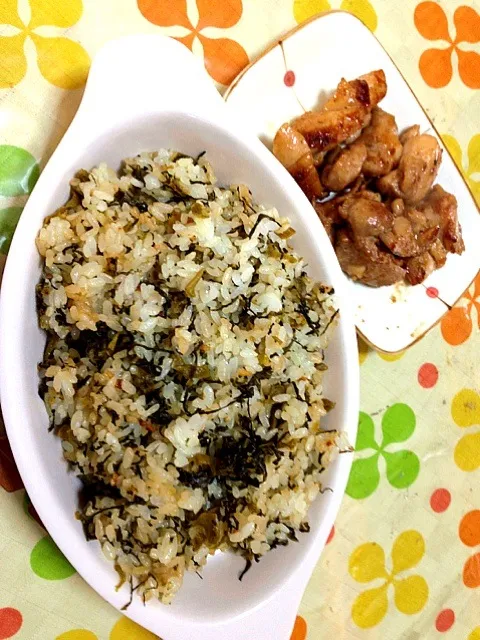 Snapdishの料理写真:高菜炒飯    鶏肉のナンプラー焼き|まぁりーさん