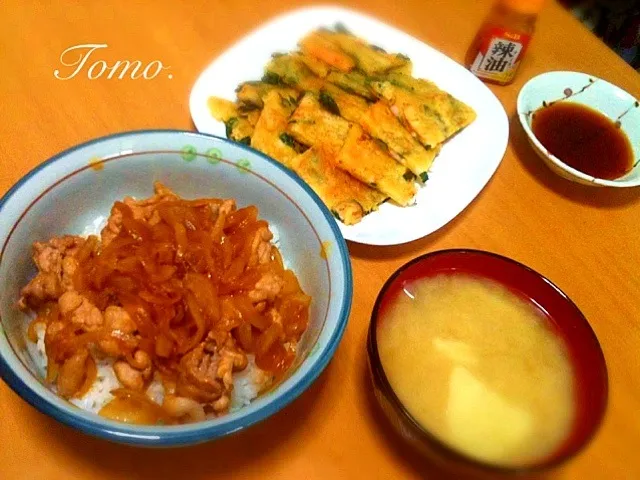 Snapdishの料理写真:豚丼＆ニラにんじん竹輪チヂミ＆芋玉みそ汁|＊朋＊さん