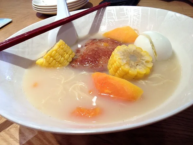 Pork chop 'N' egg papaya soup bee hoon|Nicholas Tayさん