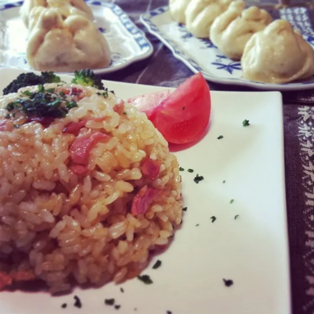 春休みの昼ごはん☆今日はガーリックライスと形ぐちゃぐちゃになった肉まん(笑)|おかなさん