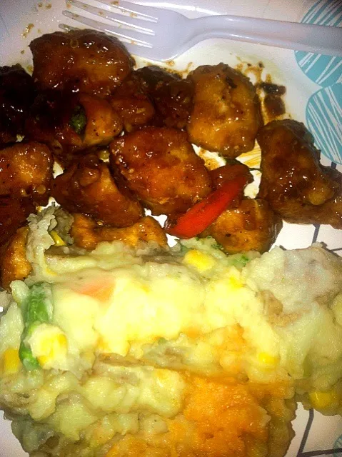 Snapdishの料理写真:Spicy 💥teriyaki chicken 🍗and Smashed potatoes with mixed veggies 🌽and a swirl🌀of cinnamon sugar sweet potatoes🍠|Cristinaさん