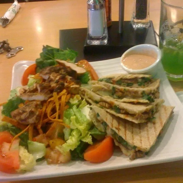 Chicken Pita and Fried chicken salad|Alejandroさん