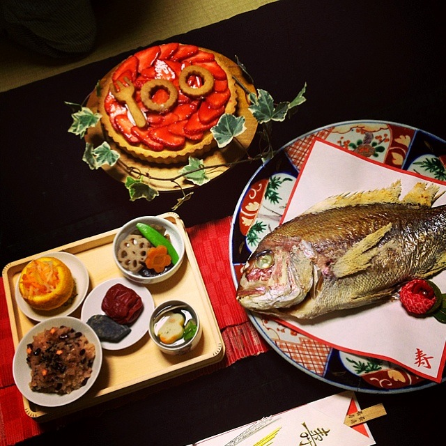 お食い初め 鯛姿焼 赤飯 筑前煮 紅白なます あさりのお吸い物 梅干 神社の石 イチゴのタルト Maimai Snapdish スナップディッシュ Id P1m1ia