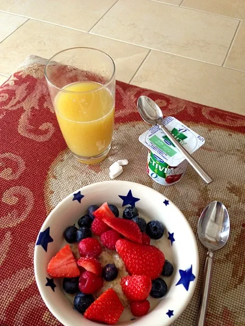 Porridge with Blueberries, Raspberries & Strawberries and an Activia Cherry Yogurt|Ella Thompsonさん