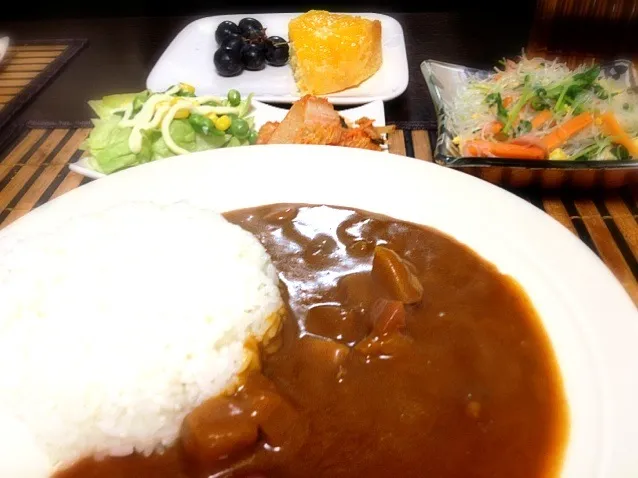 晩ご飯 カレー サラダ キムチ 春雨と豆苗と玉子の中華和え ネーブル蜂蜜ケーキ ブドウ|キムラヒロミさん