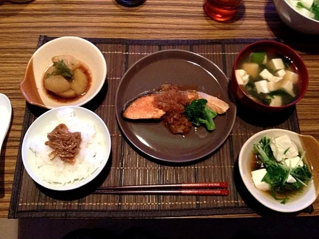 Snapdishの料理写真:鮭のオニオンソースソテー、大根の煮物、水菜と豆腐の水炊き|はるさん