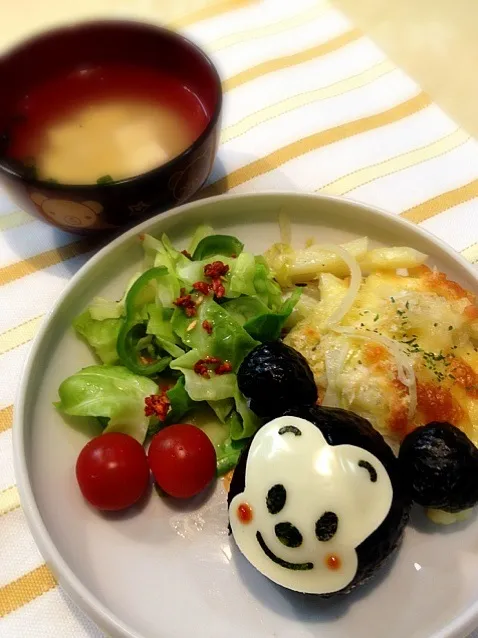 Snapdishの料理写真:ミッキーおにぎり、じゃがいものチーズ焼き、春キャベツとピーマンの温サラダ、豆腐のみそ汁|うっちーさん