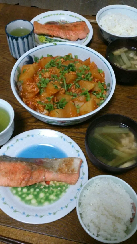 KAGOME ketchupの大根そぼろ煮＆鮭のムニエル＆小松菜と油揚げの味噌汁|えっちゃんさん