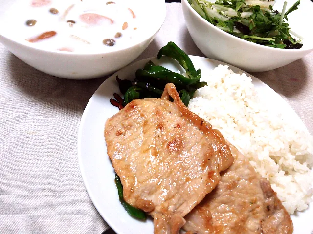 Snapdishの料理写真:ﾋﾄﾘ夕食。しょうが焼きご飯◇しめじのミルクスープ◇水菜と大根の梅サラダ|トミーサクさん