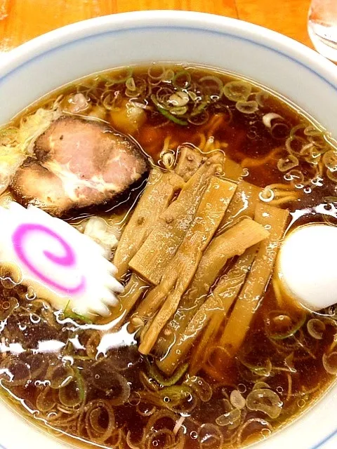 Snapdishの料理写真:中華麺 麺半分とワンタン|hazukiさん