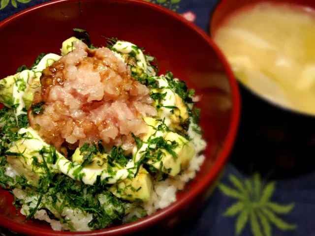 大葉飯のアボカドまぐろ丼|しるばさん