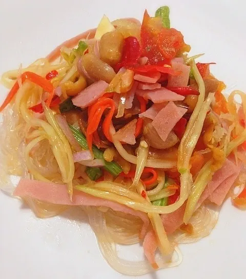 Snapdishの料理写真:(゜m。)ノThai Papaya Salad ➕火腿冬粉凉拌🙏✨|🎀Kittyna🌸さん