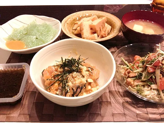 今夜はマグロユッケ丼、水菜のサラダ、筍のおかか煮、もずく、刺身コンニャク、お味噌汁|gintanさん