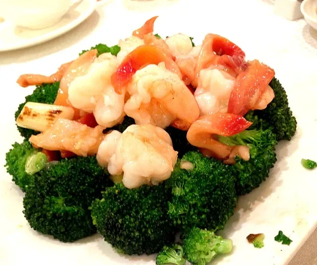 Broccoli🌳 fried with shrimp🍤 & geoduck🐚|PeonyYanさん