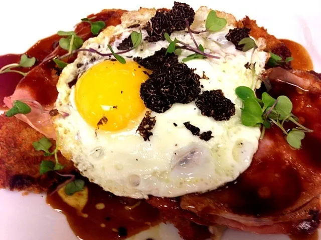 Breadev veal tenderloin,Italian ham,fontina cheese,sunny side up egg,black truffle|julianさん