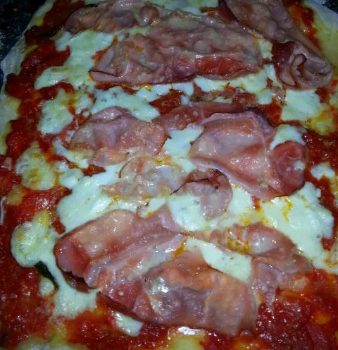 Snapdishの料理写真:Focaccia al forno con prosciutto cotto mozzarella di bufala e salsa di pomodoro.|clara Marcheseさん