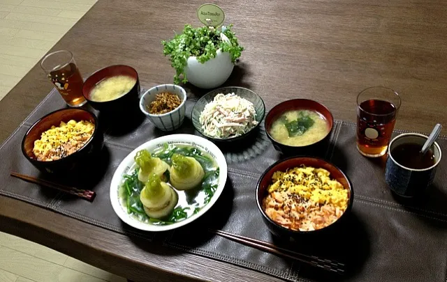 Snapdishの料理写真:蕪の肉詰めあんかけ、鮭と玉子のそぼろ丼、きんぴら牛蒡、春雨ハムサラダ、里芋のお味噌汁、ルイボスティー、菊芋茶|pentarouさん