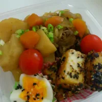 Snapdishの料理写真:にくじゃが*ごまごま弁当|ちえ*さん