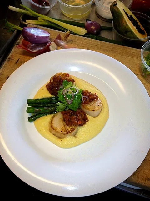 Scallops provencale with creamy polenta and sautéed asparagus.|nayo satterleeさん