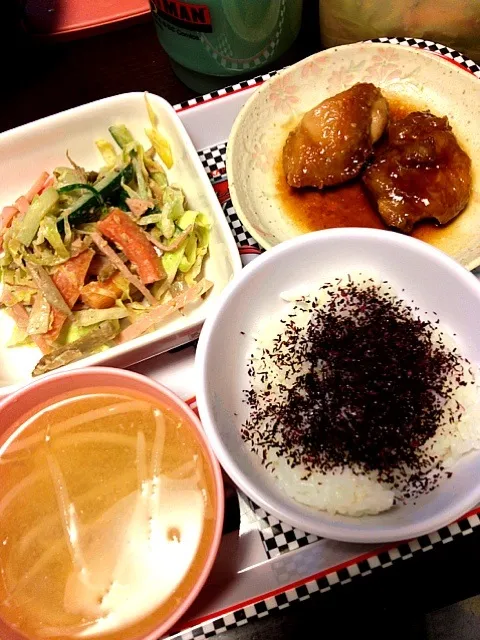 Snapdishの料理写真:照り焼きチキン、金平ごぼうサラダ、ゆかりご飯、もやしと豆腐の味噌汁|IGGYさん