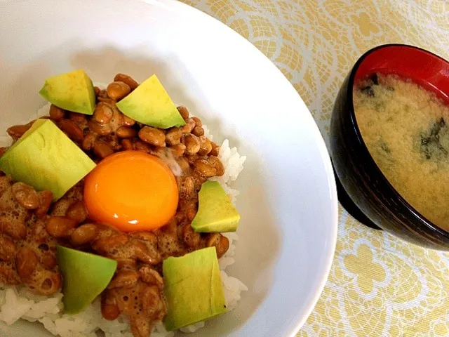 アボカド納豆丼、わかめの味噌汁|ゆりさん