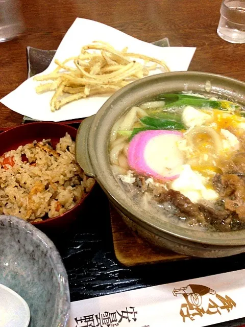 Snapdishの料理写真:今日のランチは安曇野❤肉うどんとゴホ天🌸サービス味ご飯つき|あいさん