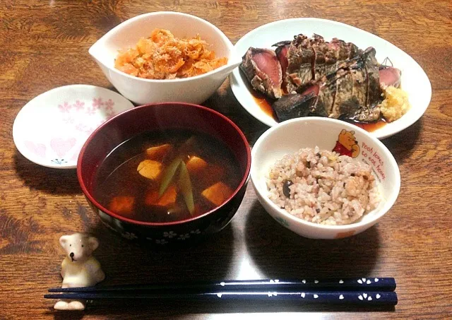 Snapdishの料理写真:皮ごと人参きんぴら、鰹のたたき、いんげんと豆腐の赤だし、雑穀発芽米ご飯|natsukiさん