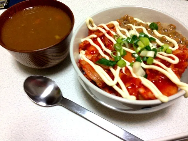 Snapdishの料理写真:納豆キムチ丼、カレースープ|ぼーちゃんさん