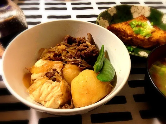 肉豆腐にじゃがいも🍀焼き厚揚げ🍀なめこのお味噌汁|mochaさん