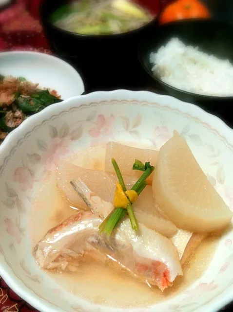 Snapdishの料理写真:3/27 鮭あら&大根煮  ネギともやしの中華スープ  ほうれん草おひたし|kykyさん