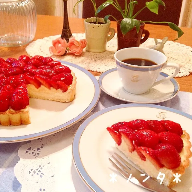 Snapdishの料理写真:レアチーズカスタードストロベリーケーキ♡コメ欄にカスタードレシピ付|＊ノンタ＊さん