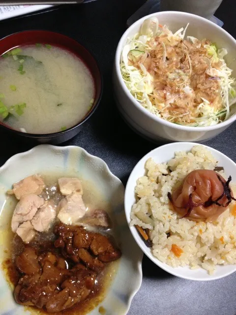 Snapdishの料理写真:炊き込みご飯梅干し|るみおんさん