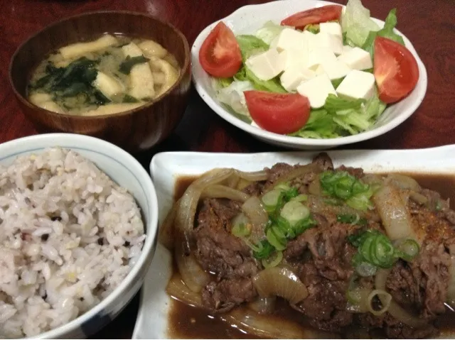 Snapdishの料理写真:牛肉と玉ねぎのすき焼き風炒め、豆腐サラダ、味噌汁|SasaMasa213さん