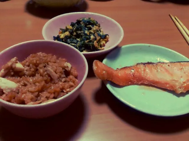 鯛飯、ほうれん草とたまご炒め、時鮭の焼き魚|ごま男さん