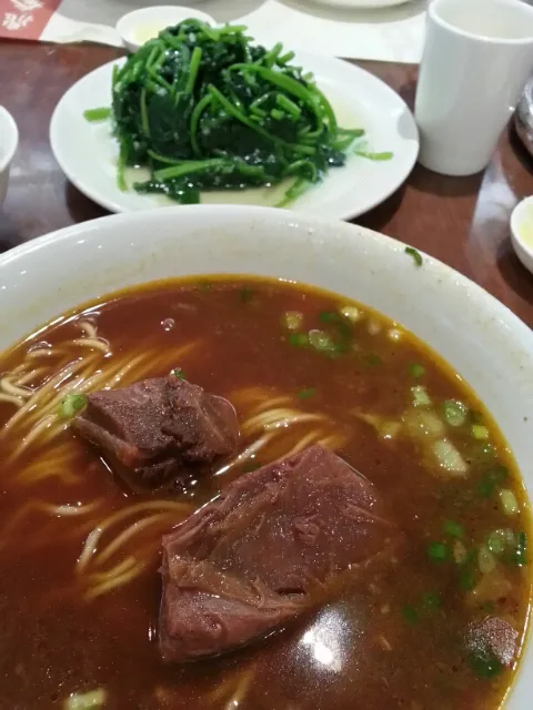 Snapdishの料理写真:红烧牛肉麵+波菜|Arthurさん