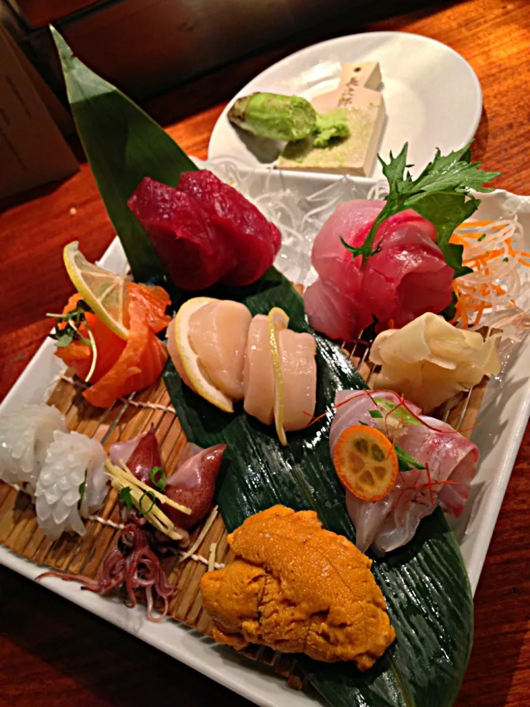 Sashimi of yesterday. 食うのに夢中で写真あげてなかった。モントレー産ウニとローカル栽培の山葵を鮫皮でおろして食す。ついおかわりする旨さだった。|Hitoshi Hokamuraさん