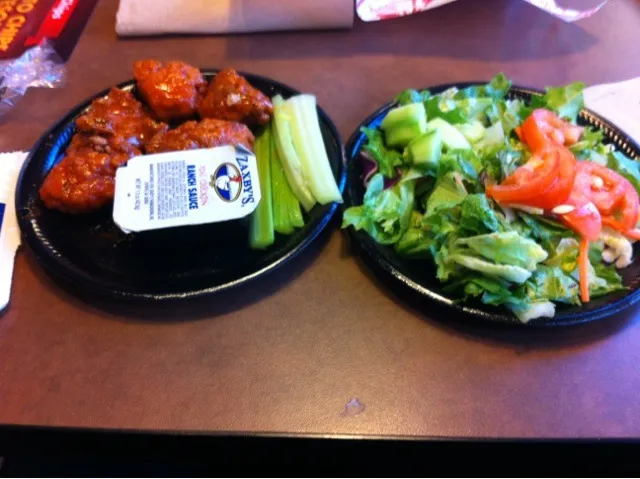 Boneless Buffalo  wings and salad from zaxby.|brittanyさん