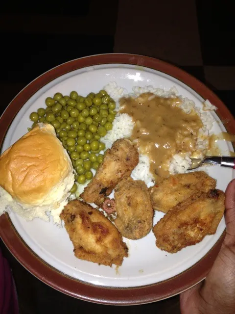 Fried chicken, sweet peas, rice/gravy .. Sweet rolls...|nickey featherさん