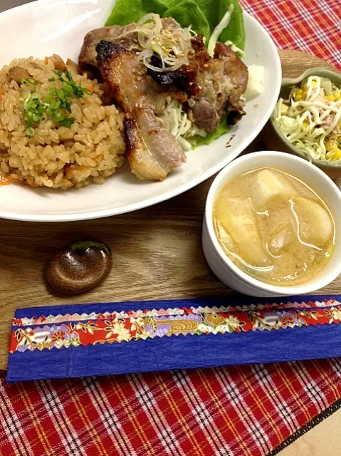 Snapdishの料理写真:今日は骨なしスペアリブ塩麹焼きと帆立ご飯です（≧∇≦）|阿部直樹さん