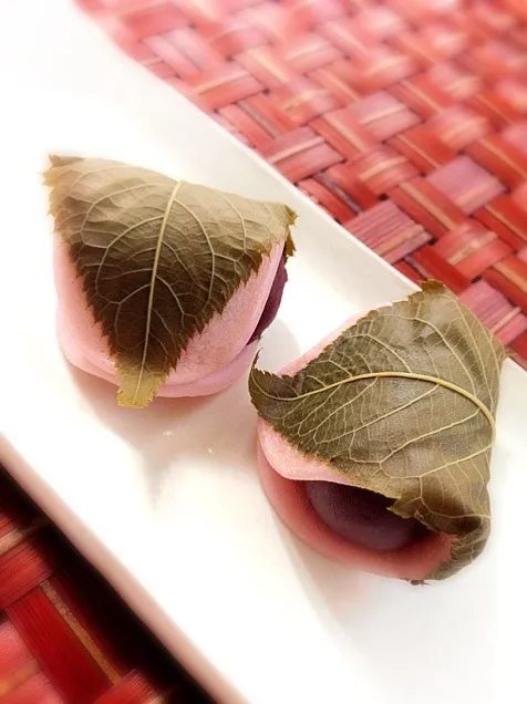 rice cake with bean paste wrapped in a preserved cherry leaf🌸とらやの桜餅|🌈Ami🍻さん