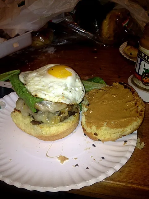 Double patty cheeseburger w/ sautéed mushrooms, lettuce, fried egg and peanut butter|Peter Altmanさん