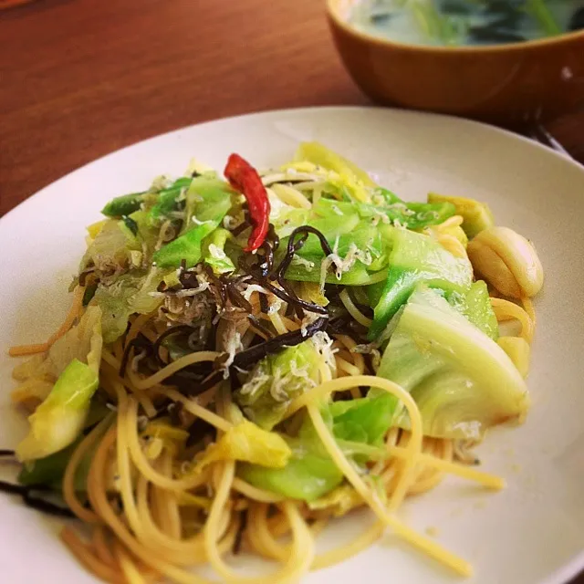 春キャベツと塩昆布のペペロンチーノ、小松菜の豆乳スープ|カヨさん