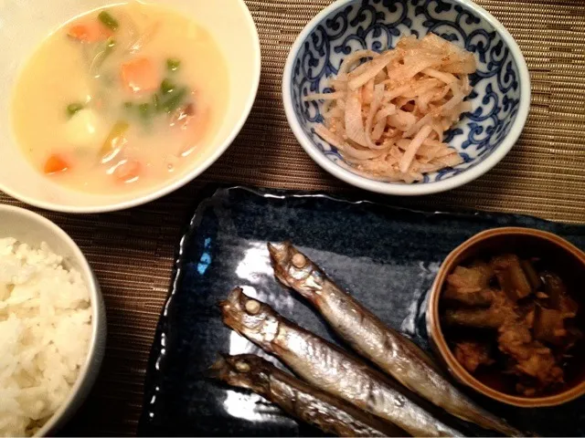 子持ち柳葉魚  茄子とツナの甘辛煮  インゲンと鮭のクリームシチュー  大根胡麻和え|ikukoさん