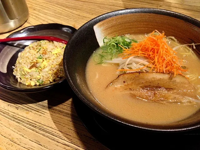 ✰ 豚骨醤油ラーメン、半チャーハン✰|不思議の国のけんちゃんさん